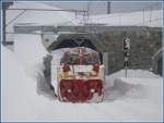 Der Schleuderzug aus dem Sden verlsst Ospizio Bernina Richtung Alp Grm. (01.12.2009)