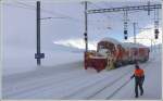 Gem 4/4 802 schiebt die Schleuder 9219 in den Bahnhof Ospizio Bernina 2253m (12.01.2010)