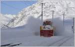 Mit den letzten Umdrehungen zaubert die Schleuder 9219 immer noch einen kleinen Schneesturm in die Landschaft am Berninapass. (12.01.2010)