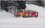 Gem 4/4 802  Murmeltier  und Xrot 9219 fahren nach einem Einsatz am Berninapass nach Pontresina zurck. Zwischen Morteratsch und Siurovas. (12.02.2010)