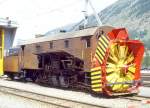 X rot d 9213 DAMPFSCHNEESCHLEUDER am 31.08.1996 in Pontresina - Baujahr 1911 - SLM - 63,5t Dienstgewicht - LP 13,67m - V = 35km/h - Schleudern mit 12km/h - Trichterbreite von 3,80 bis 3,25m einstellbar - Mutation: ex Berninabahn G 2x3/3 1051 - 1943 RhB X rot d 13 - 1954 X rot d 9213 Hinweis: Ansicht von vorne auf das mit Notpuffer und Kupplung geschtzte Schleuderrad! Notpuffer wird bei Schleudereinsatz natrlich abgenommen. Hier bei geffneten Seitenklappen der Blick auf die 3 Triebwerke fr jedes Drehgestell und das Schleuderrad und auf die gut gelten und eingefetteten Triebwerkstangen.
