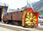 X rot d 9213 DAMPFSCHNEESCHLEUDER am 31.08.1996 in Pontresina - Baujahr 1911 - SLM - 63,5t Dienstgewicht - LP 13,67m - V = 35km/h - Schleudern mit 12km/h - Trichterbreite von 3,80 bis 3,25m einstellbar - Mutation: ex Berninabahn G 2x3/3 1051 - 1943 RhB X rot d 13 - 1954 X rot d 9213 Hinweis: Ansicht von vorne auf das mit Notpuffer und Kupplung geschtzte Schleuderrad! Notpuffer wird bei Schleudereinsatz natrlich abgenommen.