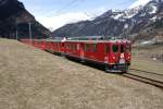 ABe 4/4 II 49 und ABe 4/4 III 53 fahren am 28.3.10 von Privilasco Richtung Poschiavo.