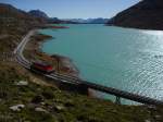 Lago Bianco / Berninapass. Kaum zu glauben, dass eine HGe 4/4 I der FO/MGB (?) entgegenkommt und in Richtung Hospiz und Pontresina weiterfahren wird (vielleicht zu Testzwecken). Blick Richtung Sdosten, 11. Okt. 2009, 13:53