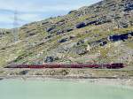 RhB Schnellzug BERNINA-EXPRESS A 501 von Chur nach Tirano am 26.08.2000 am Lago Bianco zwischen Ospizio Bernina und Alp Grm mit Zweikraftlok Gem 4/4 801 - Triebwagen ABe 4/4II 47 - As 1291 - As 1292 - Bs 2504 - Bs 2506 - Bs 2505 - B 2501. Hinweis: Panoramawagenkompo mit 6 Wagen Vollast, Teleaufnahme, Zugentfernung 400m!  

