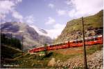 Berninabahn (Meterspur Adhsionsbahn) am ?Drachenloch? zwischen Bernina Hospiz und Alp Grm ca. 2100m, im Juli 2005.

