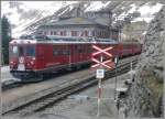R1633 mit Triebwagen 43 und 46 wartet in Alp Grm auf die Zugskreuzung mit dem Unterhaltsfahrzeug.