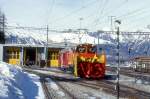 RhB SCHNEESCHLEUDER-DIENSTZUG 7436LF von Ospizio Bernina nach Pontresina am 06.03.1998 in Pontresina mit Triebwagen ABe 4/4III 44 - X rot et 9218. Hinweis: Rckansicht
