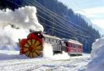 RhB DAMPFSCHNEESCHLEUDER-Extrazug fr GRAUBNDEN TOURS 9448 von Cavaglia nach Alp Grm am 31.01.1998 in Cavaglia mit Dampfschneeschleuder X rot d 9213 - Triebwagen ABe 4/4II 41.
