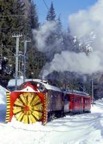 RhB DAMPFSCHNEESCHLEUDER-Extrazug fr GRAUBNDEN TOURS 9448 von Cavaglia nach Alp Grm am 31.01.1998 bei Stablini mit Dampfschneeschleuder X rot d 9213 - Triebwagen ABe 4/4II 41.
