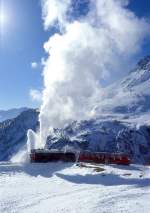 RhB DAMPFSCHNEESCHLEUDER-Extrazug fr GRAUBNDEN TOURS 9448 von Cavaglia nach Alp Grm am 31.01.1998 bei Alp Grm mit Dampfschneeschleuder X rot d 9213 - Triebwagen ABe 4/4II 41.