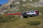 Die beiden Werbetriebwagen ABe 4/4 III 51 und ABe 4/4 III 52 verlassen am 1.9.10 Bernina Lagalb.