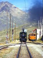 RhB DAMPFZUG fr GRAUBNDEN TOURS 3456 von km 21,700 nach Ospizio Bernina am 26.08.2000 Einfahrt Ospizio Bernina mit Dampflok G 3/4 1 - Xk 9398 - B 2060 - C 2012.