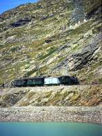 RhB DAMPFZUG fr GRAUBNDEN TOURS 3437 von Ospizio Bernina nach km 25,000 am 26.08.2000 am Lago Bianco mit Dampflok G 3/4 1 - Xk 9398 - B 2060 - C 2012.
