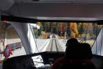 RhB-Allegra ABe 8/12 offeriert den Blick nach vorne. Aus dem 1. Kl.-Abteil lassen sich die Aktionen des Lokfhrers wunderbar beobachten. Einfahrt in die Station Morteratsch, 10. Okt. 2010, 12:25