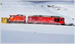 Gem 4/4 802  Murmeltier  und Xrot 9219 kommen von einem Einsatz am Berninapass zurck und dieseln ber die Alp Bondo Richtung Depot Pontresina. (22.02.2011)
