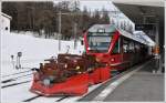 Der Regionalzug 1617 nach Tirano mit Allegra 3506 hatte den Spurpflug Xk9143 vorgespannt und wartet am Morgen um 9.00Uhr in Pontresina auf die Abfahrtszeit. (22.02.2011)