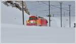 Gem 4/4 802 und Xrot 9219 fahren fast lautlos ber die Alp Bondo Richtung Pontresina. Die Variantenfahrer von der Diavolezza herunter benutzten ein paar Minuten frher den Gleiskrper als Abfahrtspiste, was angesichts zahlreicher Zge usserst gefhrlich sein kann. (22.02.2011)