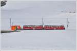 ABe 4/4 47 und 49 ziehen den Rumer 9132 entlang des Lago Bianco auf der Berninapasshhe. Der Rumer zieht den Schnee von beiden Seiten in die Gleismitte, von wo die nachfolgende Schleuder den Schnee in hohem Bogen entfernt. (26.02.2011)