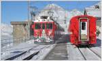 BerninaExpress 1625 mit ABe 4/4 III 55  Diavolezza  und 51  Poschiavo  hat sich erfolgreich durch den Triebschnee gepflgt in Ospizio Bernina.