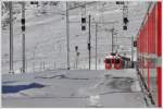 Endlich ist er da, der Schnee. Nur liegt er nicht immer dort, wo er sein sollte. Durch den eisigen Nordwind wurde das Gleis 2 in Ospizio Bernina 2253m zugeweht. Dank eines kirchlichen Feiertages in Italien, verkehrte ab dort ein Entlastungszug nach St.Moritz, sodass es um halb zwlf zur ersten Zugskreuzung im hchsten Bahnhof der RhB kam. Fast wie bei Tom Leitners Nebelbildern, war ich am richtigen Ort. BerninaExpress 1625 mit ABe 4/4 III 55  Diavolezza  und 51  Poschiavo  nhert sich Ospizio Bernina. (08.12.2011)