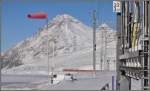 Der Windsack zeigt wie steif die Bise blst. Entlang des halb zugefrorenen Lago Bianco und vor dem Piz Albris 3165m ist R1640 auf dem Weg nach Bernina Lagalb. (08.12.2011)