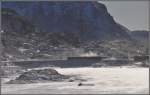 Ein eiskalter Wind pfeift ber den Lago Bianco, als der Allegra des R1621 Richtung Alp Grm fhrt. (08.12.2011)