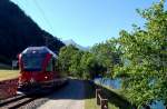 Regionalzug nach Tirano am Ufer des Lago di Poschiavo zwischen Le Prese und Miralago. (Aufnahme 07.07.2010).