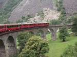 Zwei ABe 4/4 fhren einen Regionalzug ber den Kreisviadukt von Brusio talwrts Richtung Tirano.(05.07.2001)