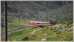 ber die Alp Bondo schlngelt sich der BEX951 bergwrts Richtung Ospizio Bernina.