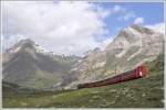 BerninaExpress 978 mit den beiden ABe 4/4 III 53 und 54 hat die Arlasgalerie verlassen und fhrt talwrts ber die Alp Bondo. Links der Piz Albris und rechts davon der Piz Alv, (21.06.2012)