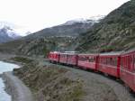Gem 4/4 Nr.801 und ABe 4/4 Nr.43 ziehen ihren Zug entlang des Lago Bianco unweit der Passhhe. (18.09.2001)