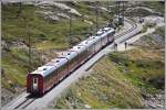 Die ABe 4/4 III 56  Corviglia  und 51  Poschiavo  ziehen den BerninaExpress 973 entlang des Lago Bianco. (11.08.2012)