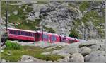 R1629 mit ABe 8/12 3514 zwngt sich zwischen Felsen hindurch entlang des Lago Bianco.