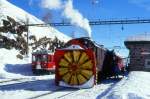 RhB Dampfschneeschleuder-Extrazug fr GRAUBNDEN TOURS 9448 von Alp Grm nach Ospizio Bernina am 31.01.1998 in Alp Grm mit Dampfschneeschleuder X d rot 9213 - Triebwagen ABe 4/4II 41.