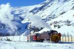 RhB Dampfschneeschleuder-Extrazug fr GRAUBNDEN TOURS 9448 von Alp Grm nach Ospizio Bernina am 31.01.1998 bei Mot zwische Alp Grm und Ospizio Bernina mit Dampfschneeschleuder X d rot 9213 -