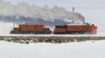 Dampfschneeschleuder-Sonderfahrt mit Xrotd 6/6 9213 und Bernina-Krokodil Ge 4/4 182 entlang des Lago Bianco.
