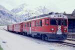 RhB Regionalzug 454 von Tirano nach St.Moritz am 04.06.1992 in Bernina Suot mit Triebwagen ABe 4/4 III 54 - 2x B - DZ. Hinweis: Hier sind gut die frheren beengten Straenverhltnisse sichtbat. Aufnahme bei trben Wetter vom Bahnhof aus. Die Nationalstrae nach Italien befand sich direkt zwischen Bahnhof und Gleisanlagen, gescanntes Dia.
