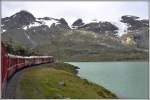 R1621 mit einem ABe 8/12 kurz vor Ospizio Bernina mit Lago Bianco und Cambrenagletscher.