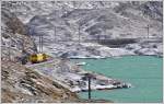 Xmf 4/4 9918 am Ufer des Lago Bianco kurz vor Ospizio Bernina.