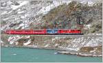 Regio 1633 mit ABe 4/4 III 53  Tirano  und 56  Corviglia  am Lago Bianco zwischen Ospizio Bernina und Alp Grüm. (23.10.2014)