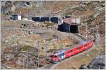 R1625 mit ABe 4/4 III 55  Diavolezza  am Ende vom Lago Bianco Richtung Alp Grüm. (26.10.2014)