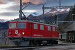 Die Ge 4/4 I 610 hat im Bahnhof Langwies Kopf gemacht und wartet beim Einnachten darauf die Kinder die im Lichterland sind,mit dem Nostalgiezug  Cla Ferrovia wieder in Litzirüti abzuholen.Bild vom 13.12.2014