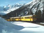 Berninatriebwagen ABe 4/4 Nr.34 und 30 mit zwei Aussichtswagen in der  Montebello Kurve  am 17.02.07 Im Hintergrund der Morteratsch Gletscher