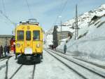 Die traditionellen gelben Berninatriebwagen ABe 4/4 Nr.34 u.30 auch  Kessler Zwillinge  genannt,am 17.02.07 in der Station Ospizio-Bernina(2256 m..M.)