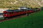 RhB: Gleich drei Triebwagen (ABe 4/4 30, ABe 4/4 34 und ein ABe 4/4 (41-46) brachten mit dem ersten Personenzug St. Moritz-Tirano drei Holzwagen von Pontresina nach Campocologno. Da der erste Zug in der Regel noch nicht voll ausgelastet ist, wurden ihm bei Bedarf Holz- oder Kesselwagen mitgegeben. Die Aufnahme entstand im Oktober 1987.
Foto: Walter Ruetsch