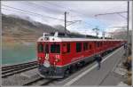 R1629 mit den ABe 4/4 III 52  Brusio  und 53  Tirano  hat den höchsten Punkt der Berninabahn in Ospzio Bernina 2253m am Lago Bianco erreicht.