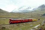 RhB Aussichtswagen-Extrazug 3962 fr RHTIA TOURS von Alp Grm nach Pontresina am 30.08.1996 bei Alp Bondo zwischen Ospizio Bernina und Bernina Lagalb mit Triebwagen ABe 4/4 I 34 - ABe 4/4 I 30 - D 4035 - B 2093 - B 2097. Hinweis: Die beiden Triebwagen sind inzwischen in gelb umlackiert, gescanntes Dia.
