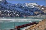 Unverhofft überrascht mich ein Arbeitszug mit dem ABe 4/4 II 46 auf der Brücke am zugefrorenen Lago Bianco.