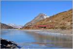 R1640 mit einem ABe 8/12 kurz vor Ospizio Bernina auf der Brücke am See.